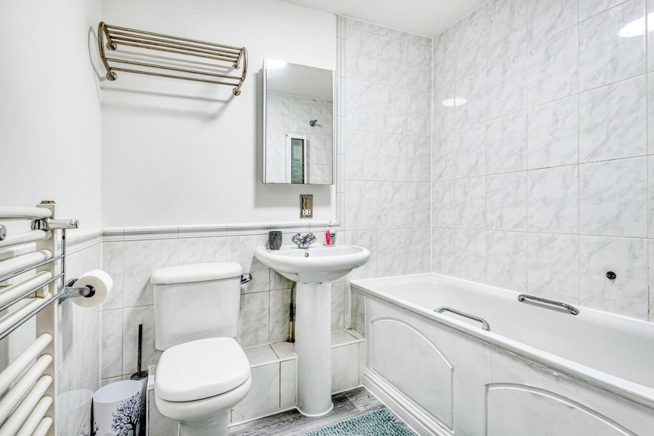 Riverside 2-Bedroom Apartments ロンドン エクステリア 写真