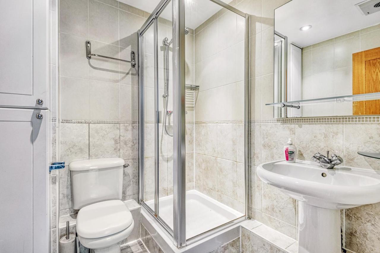 Riverside 2-Bedroom Apartments ロンドン エクステリア 写真