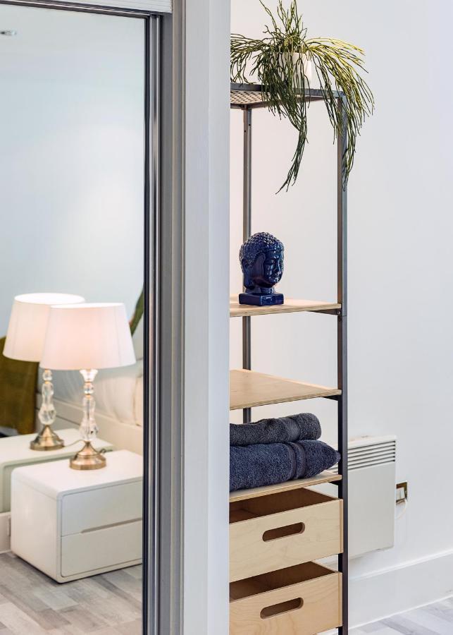 Riverside 2-Bedroom Apartments ロンドン エクステリア 写真