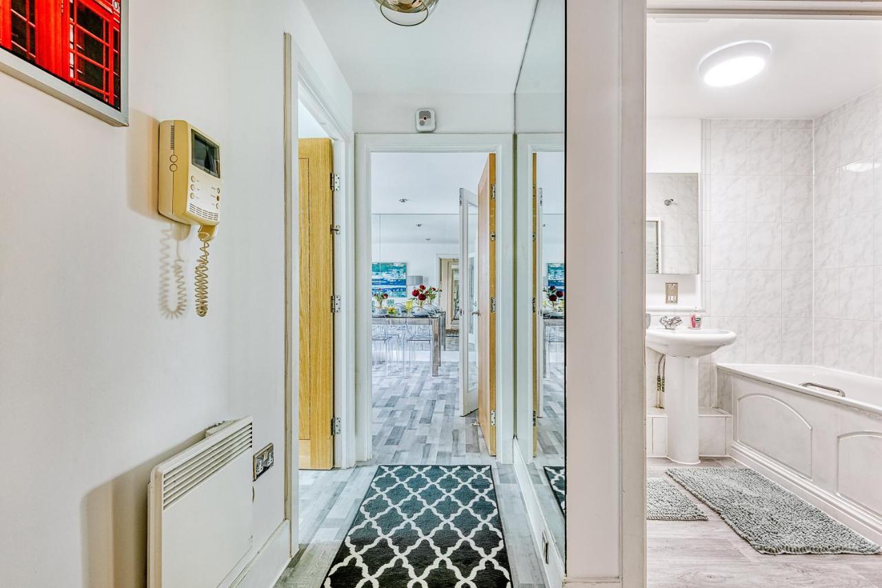 Riverside 2-Bedroom Apartments ロンドン エクステリア 写真