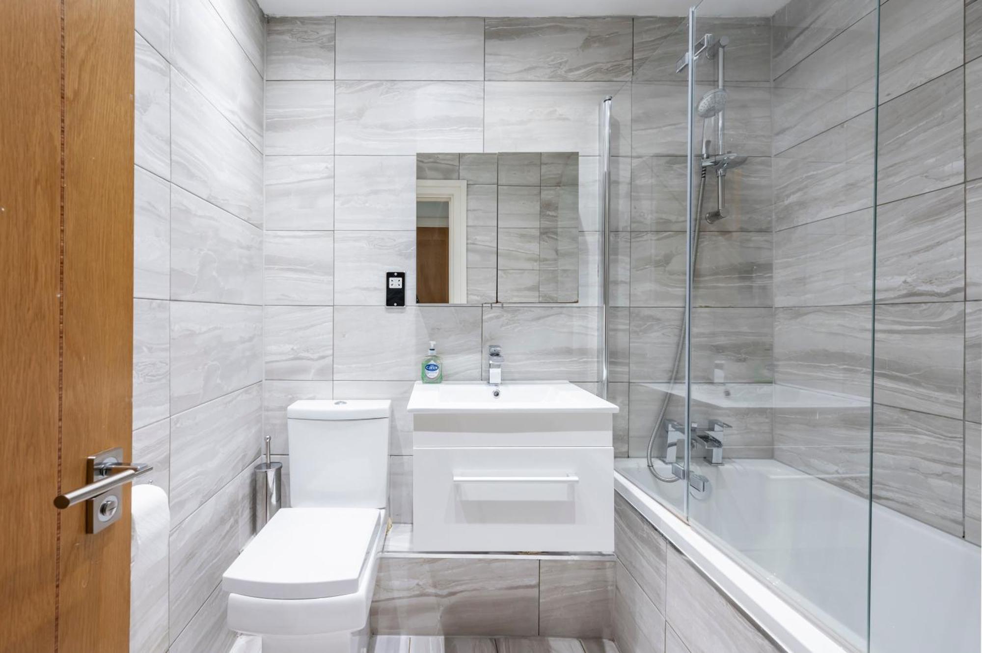 Riverside 2-Bedroom Apartments ロンドン エクステリア 写真